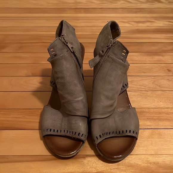 MIZ Mooz Moonlight Pebble peep toe in grey - Picture 2 of 13